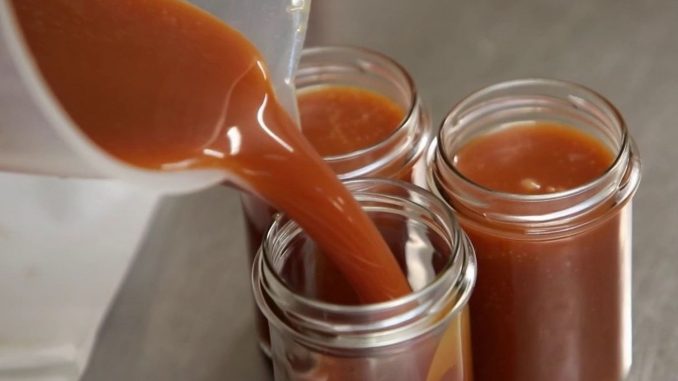 Salon de l’agriculture : le caramel au beurre salé futur médaillé du concours général agricole ?
Depuis cinq ans, Xavier Gicquel travaille sur son caramel au beurre salé en vue de remporter le concours général agricole au Salon de l'agriculture. Un produit 100% breton qui a déjà conquis de nombreux Français.