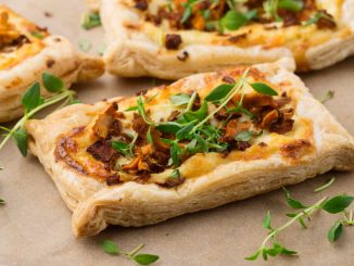La tarte rustique aux champignons et parmesan de ce chef italien va vous faire craquer