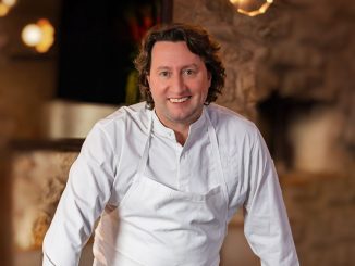 L'été des chefs. Le chef argentin Fernando de Tomaso : "Ici on fait la braise et on cuit sur le charbon, que ce soit pour la viande, le poulet ou le poisson"