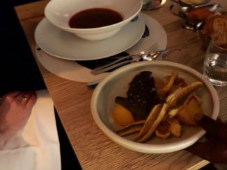 Gastronomie : "Chez Fonfon", restaurant emblématique de la bouillabaisse à Marseille
À Marseille, dans les Bouches-du-Rhône, le restaurant "Chez Fonfon" prépare, depuis plus de 70 ans, la recette de la bouillabaisse, devenue emblématique de la ville.