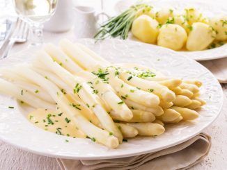 Asperges blanches : la sauce secrète de Cyril Lignac pour les sublimer