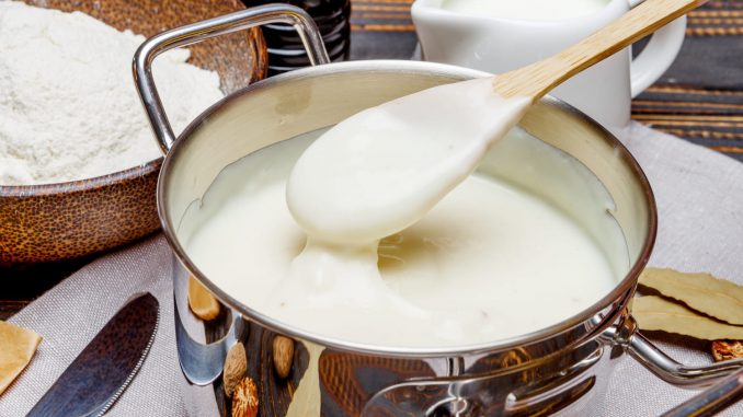 Pour réussir une béchamel sans grumeaux, suivez les conseils des plus grands chefs