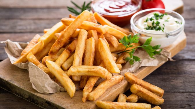 
Technique 1-2-3 : la méthode de cuisson pour obtenir des frites vraiment croustillantes            