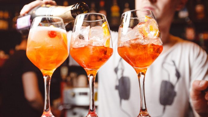 Savez-vous pourquoi votre cocktail est rempli de glaçons ? Non, ce n