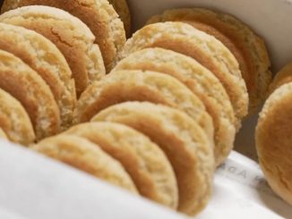 Pays basque : la recette secrète des fameux macarons, emblème de Saint-Jean-de-Luz
Depuis le XVIIe siècle, les pâtissiers de Saint-Jean-de-Luz, au Pays Basque, font vivre la tradition des macarons. Une recette secrète transmise sur treize générations.