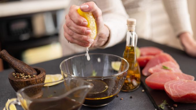 La sauce sans cuisson de ce chef est parfaite pour relever tous vos poissons - c