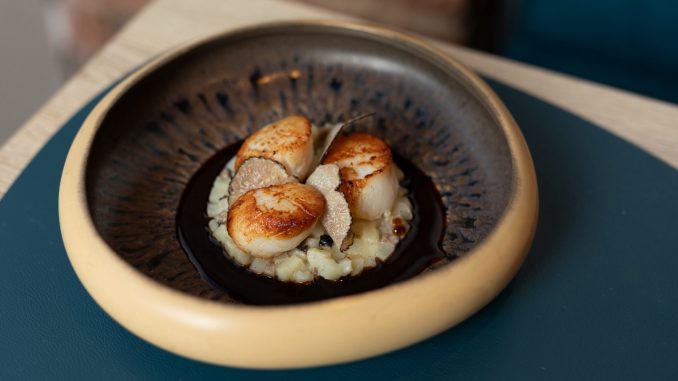 Terre-Mer de Saint-Jacques, jus infusé au lard et risotto de panais à la truffe