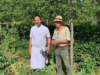 L'été des chefs. Romain Meder s'épanouit au domaine de Primard : "Une vrai complicité se crée entre le cuisinier et le producteur, l'éleveur ou le pêcheur"