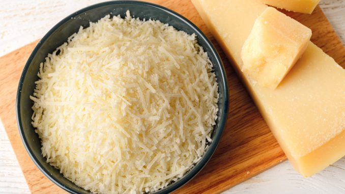 La méthode futée pour râper un fromage, avec ou sans râpe