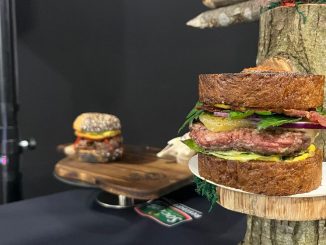 Au "bœuf bourguignon" ou au "pot-au-feu" : à la finale de la Coupe de France du burger, les chefs proposent des versions revisitées
Les Français sont les plus gros mangeurs de burgers en Europe. La finale de la Coupe de France, qui récompense les recettes les plus originales, se tenait mercredi.
