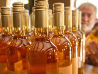 Goût, prix, nouveaux modes de consommation... Les capsules à vis vont-elles remplacer les bouchons de liège au-dessus des bouteilles de vin ?
Dans les rayons des foires aux vins du Printemps, les capsules à vis continuent de s’installer, petit à petit, au-dessus des bouteilles. Un mode de bouchage qui s'adapte aux nouvelles tendances de consommation, sans inquiéter, en apparence, les acteurs du liège.