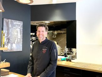 Reportage
Paris 2024 : on a rencontré un des chefs étoilés qui cuisinera pour les athlètes sur le village olympique
Trois chefs tricolores ont été choisis pour cuisiner sur le village olympique. Franceinfo a rencontré l'un d'eux dans son restaurant, à Marseille.