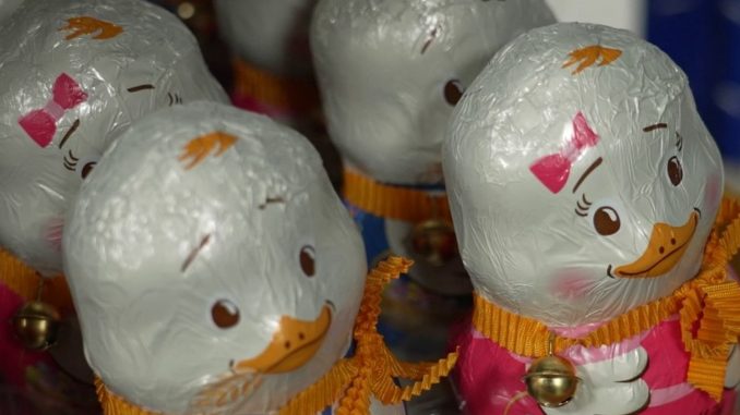 Pâques : du chocolat "anti-gaspi" pour lutter contre l'inflation
Des milliers de chocolats seront distribués lors du week-end de Pâques. Dans un contexte d'inflation, certains Français choisissent de sauver du chocolat du gaspillage pour faire des économies.