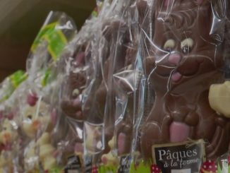 Pâques : les industriels du chocolat se livrent bataille dans les rayons
Environ 80% des œufs de Pâques du weekend seront achetés en supermarché. Une bataille des prix menée par les industriels, dont les chocolats sont transformés, sucrés, et accompagnés d'additifs et de matière grasse végétale.