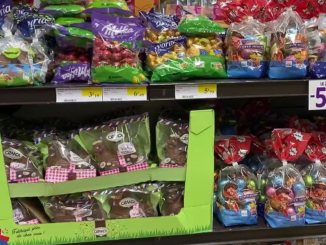 Pâques : entre les chocolats industriels et artisanaux, le choix est cornélien
Mardi 26 mars, le 13 Heures s’est penché sur les chocolats de Pâques. De quoi sont-ils composés ? Comment les sélectionner ? Pour le savoir, la rubrique "Derrière nos étiquettes" est partie faire la chasse aux ingrédients.