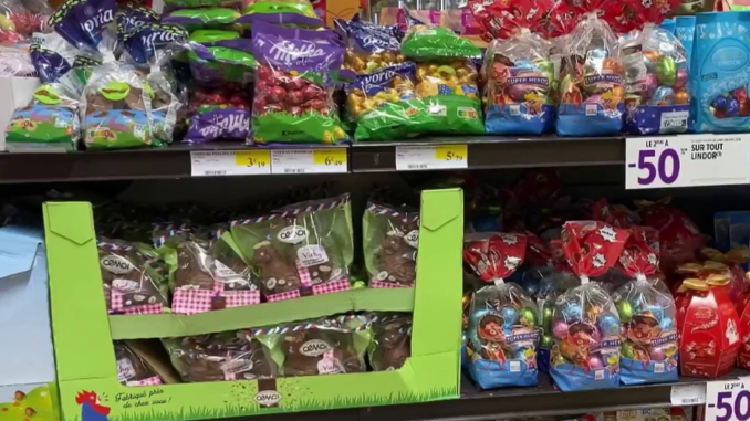 Pâques : entre les chocolats industriels et artisanaux, le choix est cornélien
Mardi 26 mars, le 13 Heures s’est penché sur les chocolats de Pâques. De quoi sont-ils composés ? Comment les sélectionner ? Pour le savoir, la rubrique "Derrière nos étiquettes" est partie faire la chasse aux ingrédients.