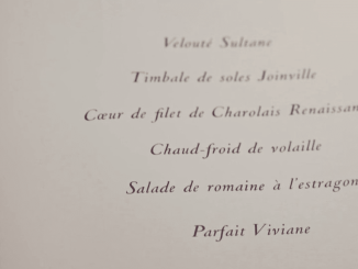 Gastronomie : les menus de plus de 4 000 dîners d'État bientôt vendus aux enchères
Plus de 4 000 menus de dîners d'État qui ont été organisés en France vont être vendus aux enchères fin mai. Des pièces parfois historiques dont l'addition pourrait avoisiner 100 000 euros.