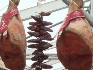 Pyrénées-Atlantiques : des produits de renom à la Foire au jambon de Bayonne
La Foire au jambon de Bayonne, dans les Pyrénées-Atlantiques, se tient en ce moment. L'occasion de découvrir des produits labellisés et de renom.