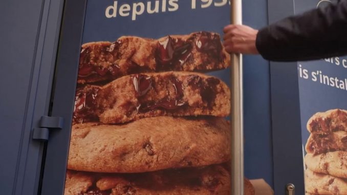 Gastronomie : les cookies rivalisent avec les pâtisseries françaises
La France est frappée par la cookie mania. Le biscuit préféré des Américains rivalise depuis plusieurs années avec nos pâtisseries, mais la tendance s'accentue grâce à la création d'enseignes spécialisées.
