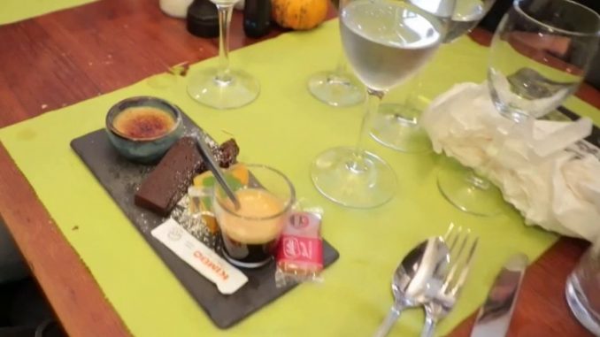 Groupe Renaissance abandonne la proposition de loi 'non fait maison' Mention "non fait maison" dans les restaurants : le groupe Renaissance retire sa proposition de loi
Sous la pression des syndicats de restaurateurs mécontents du texte, le groupe des députés Renaissance a retiré sa proposition de loi qui visait à imposer la mention "non fait maison" sur les menus des restaurants lorsque des plats ne l'étaient pas.