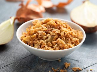 Pour des oignons frits maison bien croustillants, ajoutez ce petit truc en plus à votre poêle