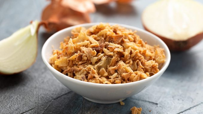 Pour des oignons frits maison bien croustillants, ajoutez ce petit truc en plus à votre poêle