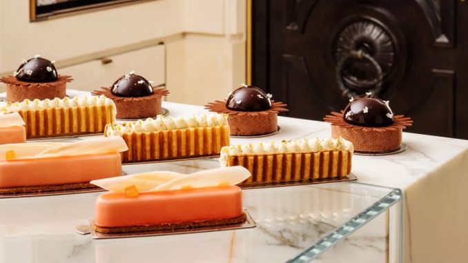 Matthieu Carlin signé les créations sucrées de Butterfly au Crillon Paris