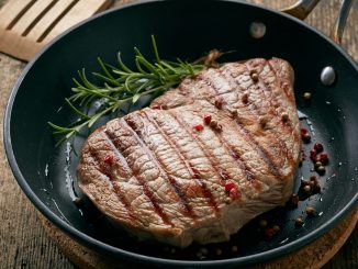 Pour éviter que votre steak devienne trop dur à la cuisson, ce geste machinal est à bannir