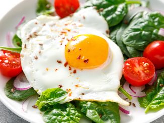 La technique de cuisson méconnue pour réussir les œufs au plat à la perfection - c'est encore plus simple qu'à la poêle