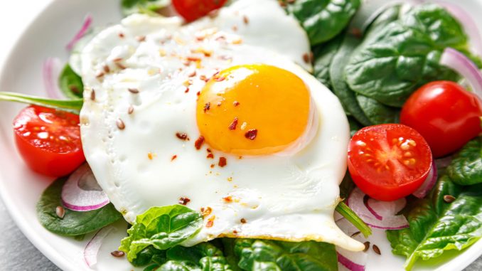 La technique de cuisson méconnue pour réussir les œufs au plat à la perfection - c'est encore plus simple qu'à la poêle