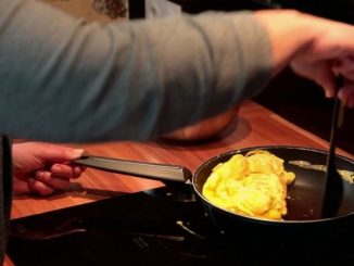Gastronomie : les secrets de l'omelette parfaite
Baveuse, nature ou aux fines herbes, l'omelette fait partie de la gastronomie française depuis plus de cinquante ans. Tour d'horizon de ce plat mythique.