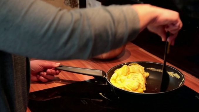 Gastronomie : les secrets de l'omelette parfaite
Baveuse, nature ou aux fines herbes, l'omelette fait partie de la gastronomie française depuis plus de cinquante ans. Tour d'horizon de ce plat mythique.