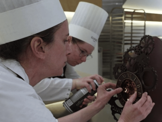 Pâques : les chocolatiers s’organisent pour ravir les papilles
À quelques jours du week-end de Pâques, les chocolatiers font face à une forte augmentation de leurs ventes. Certains s’y préparent depuis bien longtemps, avec le souci de se renouveler d’une année sur l’autre.