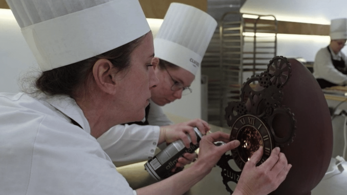 Pâques : les chocolatiers s’organisent pour ravir les papilles
À quelques jours du week-end de Pâques, les chocolatiers font face à une forte augmentation de leurs ventes. Certains s’y préparent depuis bien longtemps, avec le souci de se renouveler d’une année sur l’autre.