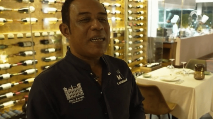 Madagascar : rencontre avec le chef Herilalaina Ravelomanana, à la tête d'un des meilleurs restaurants de l'île
Vendredi 12 avril, le 13 Heures rencontre le chef Herilalaina Ravelomanana, à la tête du "Marais restaurant", une des tables les plus réputées de Madagascar. Il est le premier Africain intronisé à l'Académie culinaire de France.