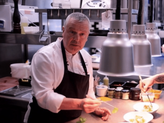 Gastronomie : des restaurants étoilés cassent les prix
Certains restaurants étoilés misent aussi sur des menus à petits prix. C'est le cas de l’établissement de Philippe Hardy, à Blainville-sur-Mer, dans la Manche. Il propose un menu complet pour 30 euros.