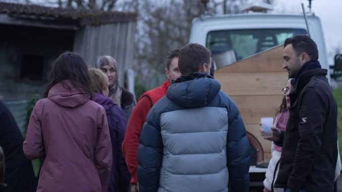 Saône-et-Loire : un four à bois mobile pour rapprocher les quartiers
À Torcy, en Saône-et-Loire, un four mobile se déplace de quartier en quartier. L'objectif est que les habitants se rencontrent lors d'un moment de convivialité.