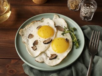 Œuf au plat, ou œuf sur le plat ? Tranchons : « au miroir »