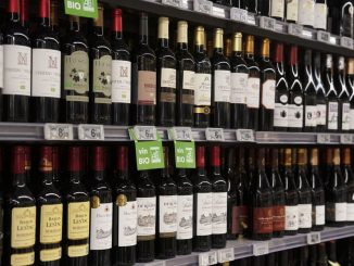 La production mondiale de vin a chuté de 10% en 2023 et atteint son plus bas niveau depuis 1961
Cette dégringolade, qui va de pair avec une baisse continue de la consommation, est la conséquence directe de "conditions environnementales extrêmes", selon l'Organisation internationale du vin.