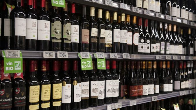 La production mondiale de vin a chuté de 10% en 2023 et atteint son plus bas niveau depuis 1961
Cette dégringolade, qui va de pair avec une baisse continue de la consommation, est la conséquence directe de "conditions environnementales extrêmes", selon l'Organisation internationale du vin.