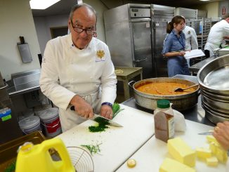 L'ancien chef de l'Elysée, Bernard Vaussion, lègue près de 2 000 photos de ses plats à la Bibliothèque nationale de France
Bernard Vaussion a été le cuisinier du palais présidentiel pendant 40 ans.