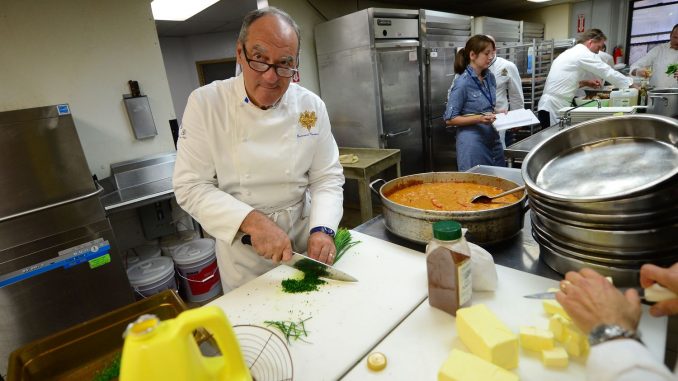 L'ancien chef de l'Elysée, Bernard Vaussion, lègue près de 2 000 photos de ses plats à la Bibliothèque nationale de France
Bernard Vaussion a été le cuisinier du palais présidentiel pendant 40 ans.