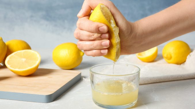 Citron : le petit geste à connaître pour obtenir deux fois plus de jus