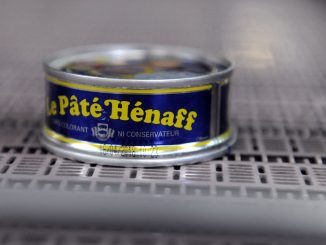 "Une histoire d'amour, gloire et pâté" : une demande en mariage glissée dans une boîte de pâté Hénaff
Le célébre groupe breton a relayé l'initiative insolite d'une femme pour son conjoint visiblement grand amateur de la spécialité culinaire.