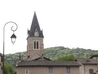 Mort de Bernard Pivot : des hommages appuyés dans son département du Rhône
Bernard Pivot a grandi au milieu des vignes du Beaujolais, dans le Rhône. Né à Lyon, il a laissé de beaux souvenirs là-bas. Lundi 6 mai, sa mort a suscité l'émotion de nombreux habitants.