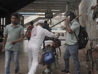 Inde : à Bombay, les dabbawalas sillonnent les rues pour livrer des repas
La livraison de repas à domicile a réalisé 343 milliards de dollars de chiffre d’affaires dans le monde pour les plateformes. C’est une tradition indienne née il y a 130 ans qui a inspiré et qui inspire encore aujourd’hui ces start-ups.