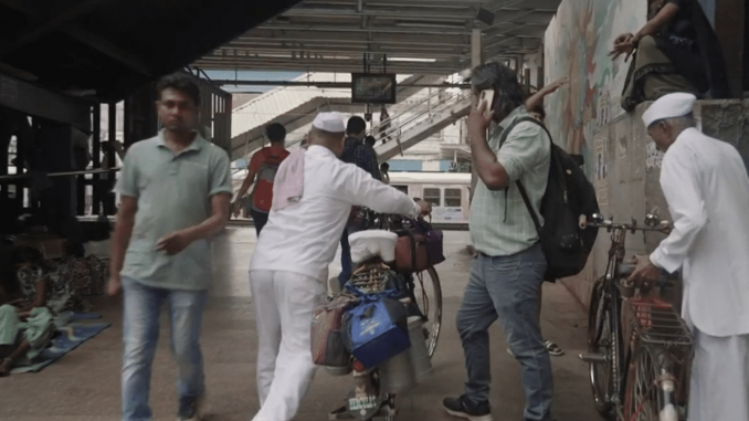 Inde : à Bombay, les dabbawalas sillonnent les rues pour livrer des repas
La livraison de repas à domicile a réalisé 343 milliards de dollars de chiffre d’affaires dans le monde pour les plateformes. C’est une tradition indienne née il y a 130 ans qui a inspiré et qui inspire encore aujourd’hui ces start-ups.