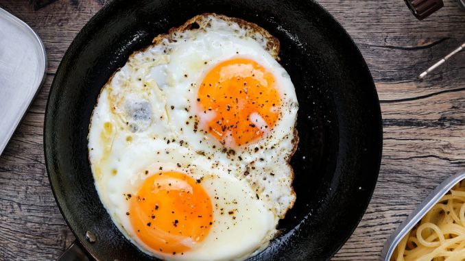 Pour des œufs au plat fondants et croustillants, n