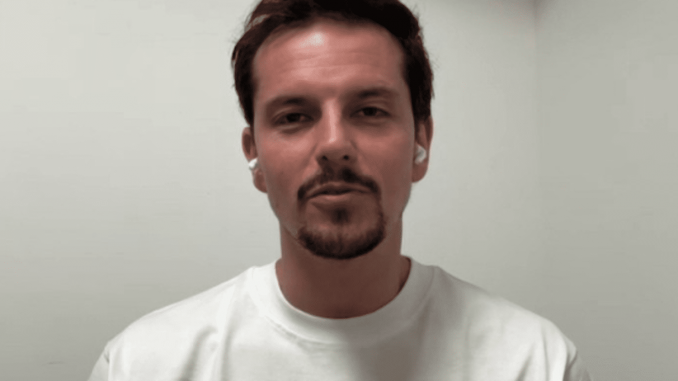 Paris 2024 : "Il n'y a que du gros niveau aujourd'hui en train de préparer les recettes" pour les athlètes, assure le chef cuisinier Juan Arbelaez
Le chef cuisinier Juan Arbelaez portera la flamme olympique le 20 mai. Invité du 11/13 info, mardi 30 avril, il revient notamment sur la préparation des repas pour les athlètes durant les Jeux olympiques, et affirme qu'ils sont entre de bonnes mains.