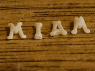 Nostalgie : les pâtes alphabet gardent leur popularité
Au XIXe siècle, une usine d'Albi, dans le Tarn, produisait déjà des pâtes alphabets. Le mécanisme de la machine à pâtes a repris en 2024, après 50 ans d'arrêt. L'occasion pour le 20 Heures de se pencher sur ce produit qui reste populaire chez les plus petits, et suscite la nostalgie des plus grands.